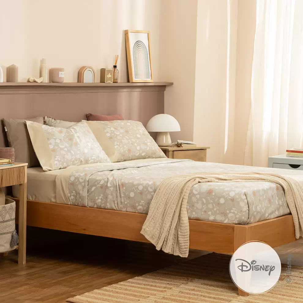 Oferta de Juego de Sábanas Queen Size Manchitas Natural Mickey por $69990 en Arredo