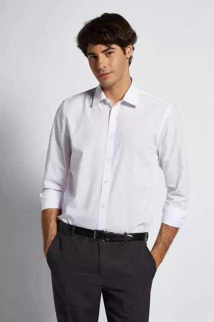 Oferta de Camisa de vestir lisa blanca por $3333 en Macowens