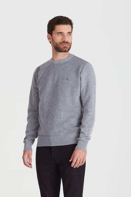 Oferta de Sweater escote redondo liso gris claro por $39999 en Macowens