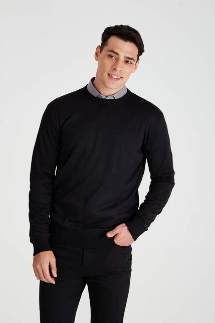 Oferta de Sweater liso negro por $29999 en Macowens