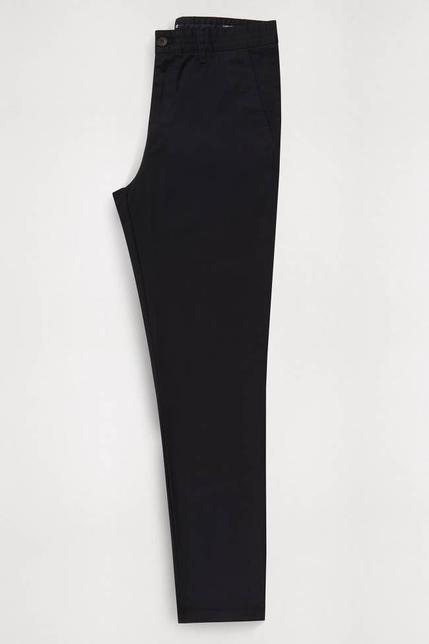 Oferta de Pantalón de gabardina negro por $4444 en Macowens