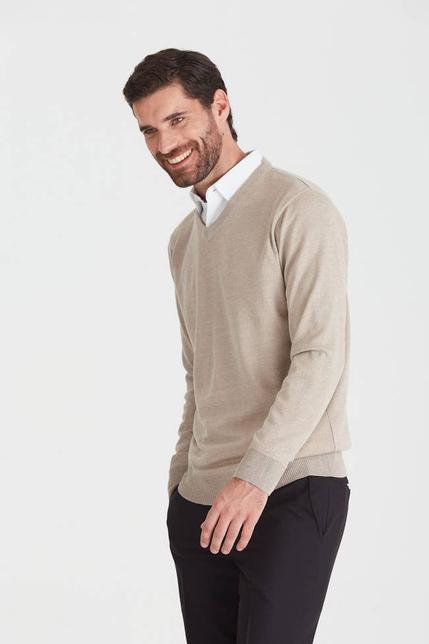 Oferta de Sweater escote en V beige melange por $4444 en Macowens