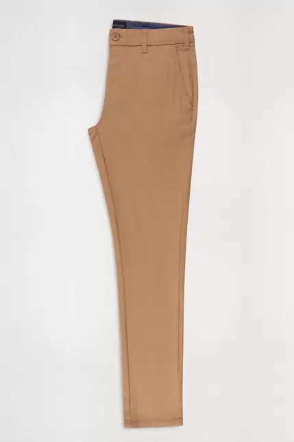 Oferta de Pantalón de gabardina lisa camel por $6111 en Macowens