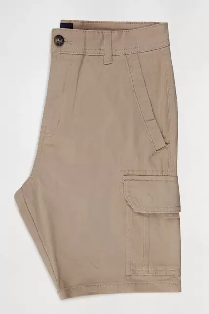 Oferta de Bermuda cargo de gabardina beige por $6667 en Macowens